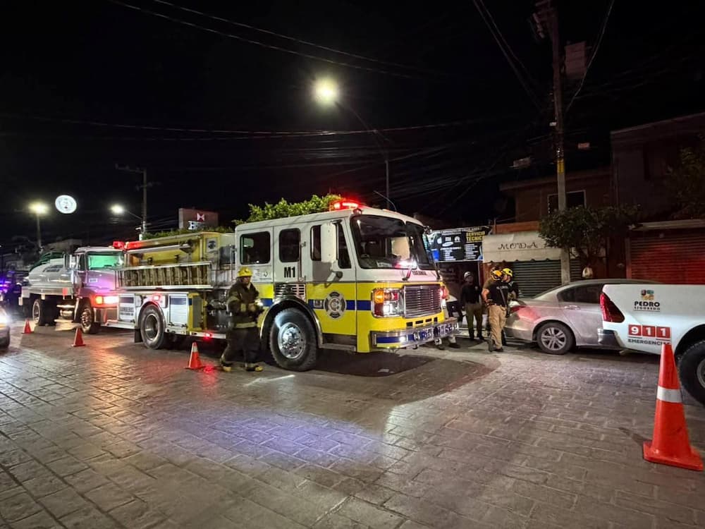 Atienden a menor por posible intoxicación durante incendio en local de Pedro Escobedo Atienden a menor por posible intoxicación durante incendio en local de Pedro Escobedo