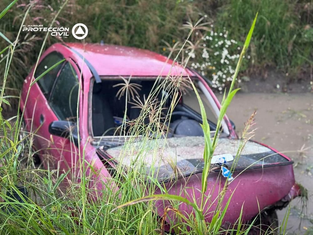 Automóvil cae a un canal en la carretera estatal 500 Automóvil cae a un canal en la carretera estatal 500