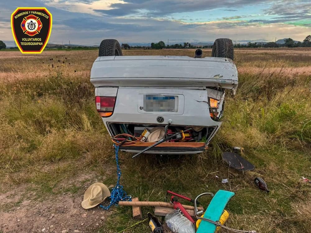 Automovil termina volcado en la carretera 200 conductor resulta con golpes leves1