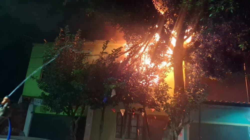 Bomberos sofocan incendio en una vivienda de La Palma, Pedro Escobedo Bomberos sofocan incendio en una vivienda de La Palma, Pedro Escobedo