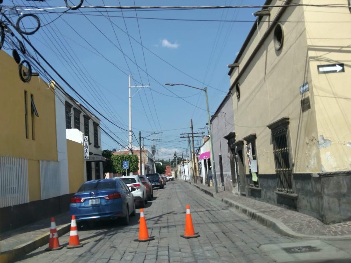 Camión de transporte de personal derriba poste y obliga al cierre de calle en San Juan del Río
