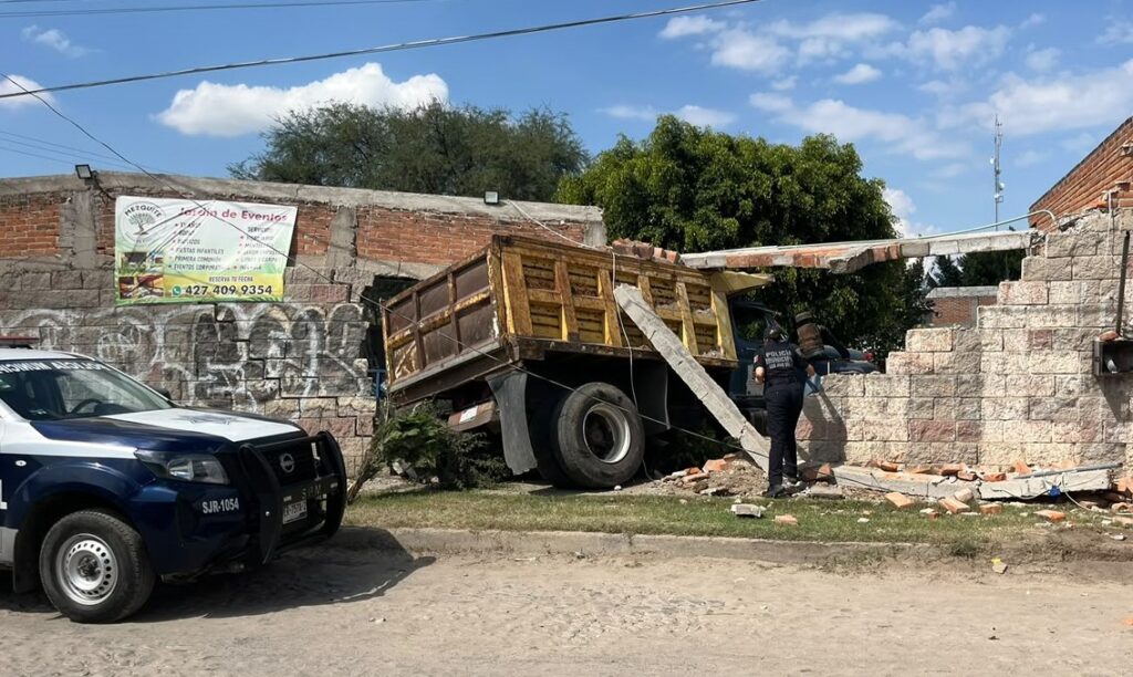Camión materialista destruye parte de una barda tras quedarse sin frenos en San Juan del Río (1) Camión materialista destruye parte de una barda tras quedarse sin frenos en San Juan del Río
