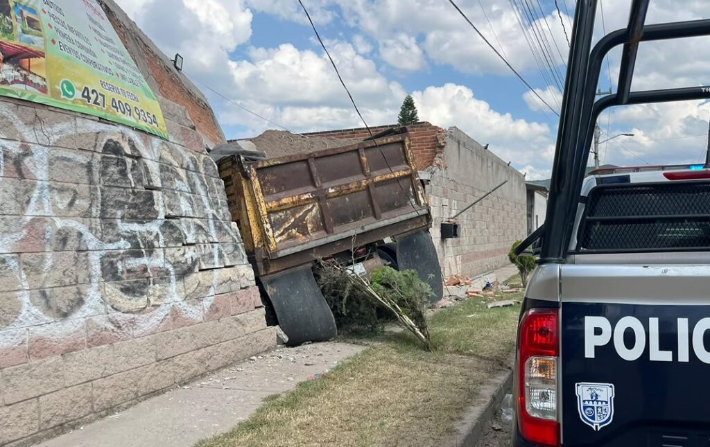 Camión materialista destruye parte de una barda tras quedarse sin frenos en San Juan del Río 1 Camión materialista destruye parte de una barda tras quedarse sin frenos en San Juan del Río