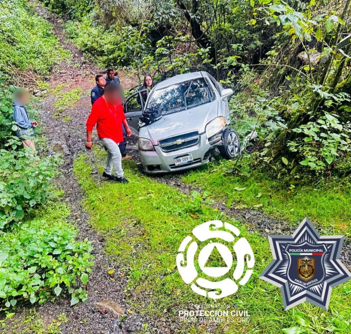 Choque frontal deja a un conductor con lesiones leves en Pinal de Amoles 1 Choque frontal deja a un conductor con lesiones leves en Pinal de Amoles 1