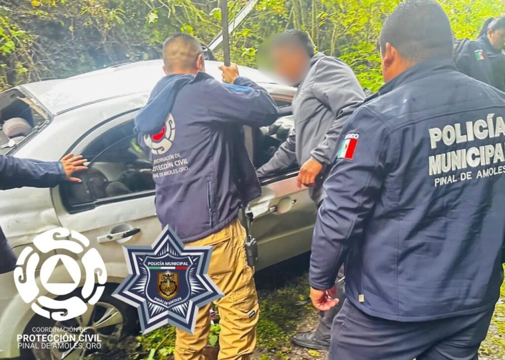 Choque frontal deja a un conductor con lesiones leves en Pinal de Amoles (2)