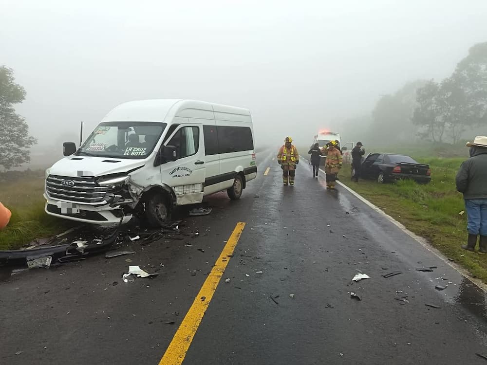 Choque frontal entre transporte colectivo y auto deja un lesionado en Amealco1
