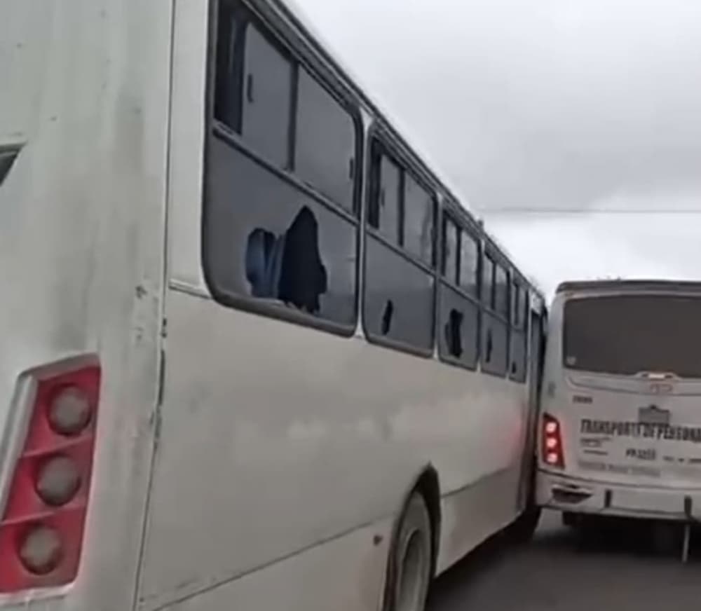 Detienen a cuatro hombres por daños a camión de transporte de personal en San Juan del Río Detienen a cuatro hombres por daños a camión de transporte de personal en San Juan del Río