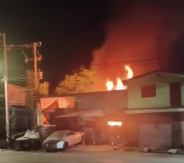 Incendio en taller de hojalatería y pintura moviliza a cuerpos de emergencia en Pedro Escobedo Incendio en taller de hojalatería y pintura moviliza a cuerpos de emergencia en Pedro Escobedo