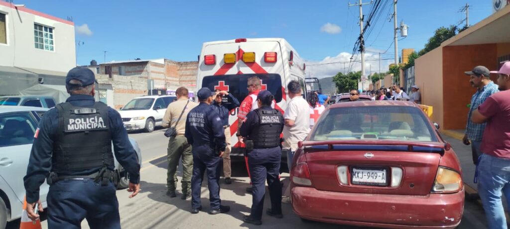 Mujer termina hospitalizada tras ser arrollada por su vehículo en Santa Cruz Nieto, SJR (1) Mujer termina hospitalizada tras ser arrollada por su vehículo en Santa Cruz Nieto, SJR