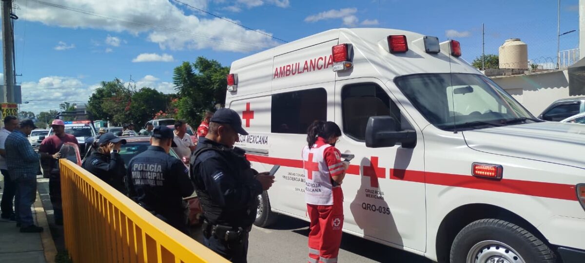 Mujer termina hospitalizada tras ser arrollada por su vehículo en Santa Cruz Nieto, SJR 1 Mujer termina hospitalizada tras ser arrollada por su vehículo en Santa Cruz Nieto, SJR