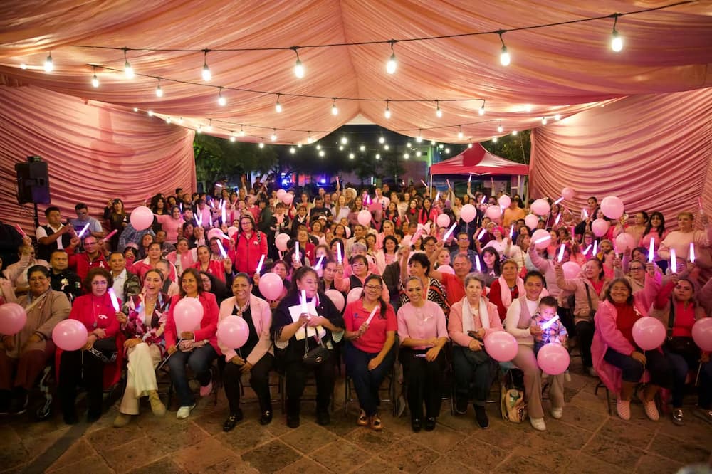 Puente de la Historia se ilumina de rosa para resaltar la importancia de la detección y atención oportuna del cáncer de mama Puente de la Historia se ilumina de rosa para resaltar la importancia de la detección y atención oportuna del cáncer de mama