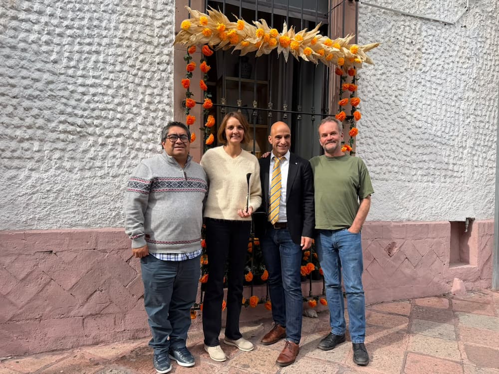 Querétaro y Suecia refrendan más de 30 años de colaboración cultural Querétaro y Suecia refrendan más de 30 años de colaboración cultural La secretaria de Cultura del estado, Ana Paola López Birlain, sostuvo un encuentro con el presidente de la Comisión de Cultura de la región de Västra Götaland, Suecia, Alex Bergström, con el propósito de refrendar más de 30 años de colaboración cultural y explorar nuevas posibilidades para ampliar sus alcances, mediante la renovación del Memorándum de Entendimiento entre ambas regiones, en beneficio de sus comunidades artísticas. Durante la reunión, López Birlain compartió las fortalezas y el potencial creativo de Querétaro, así como las oportunidades para impulsar proyectos de cooperación, intercambio artístico y vinculación institucional. Destacó la importancia de fortalecer esta relación histórica para abrir nuevos espacios de formación, creación y proyección internacional que beneficien directamente a las y los artistas de ambas regiones.