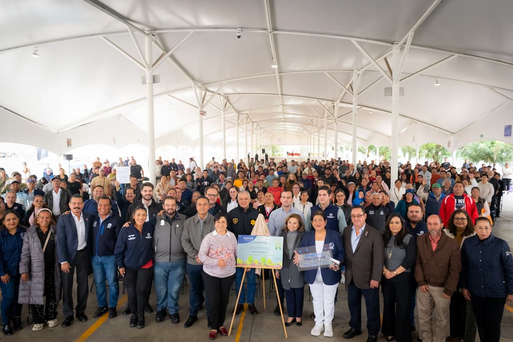 Tianguis Sombrerete referente de salud y bienestar en Querétaro Tianguis Sombrerete referente de salud y bienestar en Querétaro El secretario de Gobierno, Eric Gudiño Torres, y la secretaria de Salud, María Martina Pérez Rendón, encabezaron la ceremonia de certificación del Tianguis Sombrerete como Entorno Favorable a la Salud y cien por ciento Libre de Humo de Tabaco y Emisiones, un reconocimiento al compromiso de las y los comerciantes con el bienestar de quienes laboran en este espacio y de las familias que acuden a realizar sus compras. Con esta distinción, el Tianguis Sombrerete se convierte en el primer tianguis establecido en obtener dicho reconocimiento, como resultado de un trabajo conjunto entre autoridades sanitarias y la Federación de Comerciantes, Locatarios Establecidos y Prestadores de Servicios (FECOPSE A.C.). La certificación representa un avance en la creación de espacios comerciales seguros, limpios e incluyentes, donde la prevención de enfermedades y el cuidado de la salud forman parte de las actividades cotidianas. Gudiño Torres, reconoció la labor de las y los integrantes de la FECOPSE, así como la coordinación con el sector salud para alcanzar esta meta, fruto de tres años de trabajo. Enfatizó que estas acciones favorecen el bienestar de las personas que trabajan en el tianguis y de quienes lo visitan, al promover condiciones que protegen su salud y fortalecen la confianza de la población en los servicios que recibe. La secretaria de Salud, María Martina Pérez Rendón, destacó el valor de la participación social en la construcción de comunidades saludables, mediante prácticas que ayudan a prevenir enfermedades y elevar la calidad de vida. Entre las medidas impulsadas destacan el lavado de manos, la preparación higiénica de los alimentos, el orden en los pasillos y la eliminación de la exposición al humo de tabaco y sus emisiones, hábitos que contribuyen a reducir riesgos para comerciantes, consumidores y sus familias. A su vez, la presidenta de la FECOPSE, Mariana del Rocío Alvarado Ramírez, relató que las labores para obtener este reconocimiento comenzaron en 2023 y requirieron numerosas jornadas de capacitación, coordinación y seguimiento. Agradeció el respaldo del personal de salud y subrayó que el certificado acredita el esfuerzo de las y los comerciantes, al tiempo que representa un compromiso para mantener las buenas prácticas y ofrecer a sus clientes un espacio donde puedan comprar con mayor confianza y seguridad. En tanto, la presidenta del Patronato del Sistema Municipal DIF, Adriana Olvera de Macías, resaltó la importancia de las medidas de higiene en la preparación y venta de alimentos, pues brindan mayor seguridad a las personas consumidoras. Asimismo, invitó a las y los comerciantes a compartir los conocimientos adquiridos en sus hogares, colonias y comunidades, con el propósito de extender los beneficios de estas acciones y fortalecer el cuidado de la salud más allá del espacio comercial. El director de la Jurisdicción Sanitaria número 1, Pedro Enrique Muñiz Ugalde, expuso que el proceso inició en marzo de 2023 con la aplicación de 261 encuestas de salud a 92 hombres y 169 mujeres que trabajan en el tianguis. Los resultados permitieron conocer las características de esta población e identificar sus principales necesidades sanitarias; además, se efectuó una evaluación de las instalaciones y se revisaron los requerimientos de Protección Civil de la delegación. A partir de este diagnóstico, el personal de la Jurisdicción Sanitaria número 1 y la representación de la FECOPSE establecieron un plan de trabajo para cumplir los criterios de certificación. Las actividades incluyeron orientación en prácticas de higiene, promoción de hábitos saludables y acciones para mantener un entorno libre de humo de tabaco y emisiones, con la participación de quienes desarrollan sus actividades en el lugar. En la ceremonia participaron el subcoordinador general Médico de la Servicios de Salud del Estado de Querétaro (SESEQ), Francisco José Rivera Pesquera; el secretario de Desarrollo Social del municipio de Querétaro, Juan José Ojeda Dorantes, así como autoridades del sector salud y del gobierno municipal, además de integrantes del Tianguis Sombrerete.