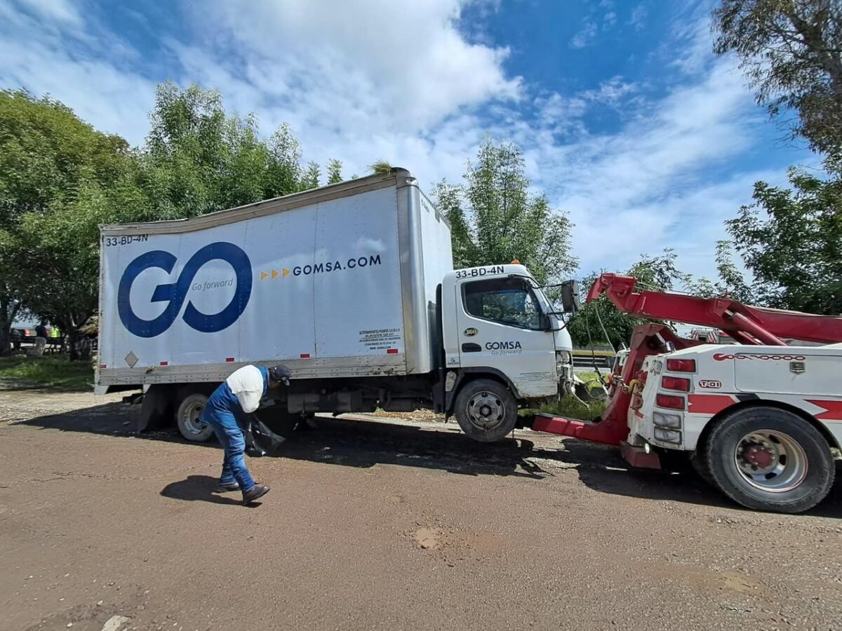 Volcadura de camioneta tras choque con tráiler genera afectaciones en la México-Querétaro, SJR